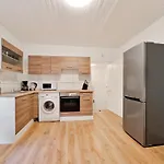 Raj Living - 1 , 2 And 3 Room Monteur Apartments
