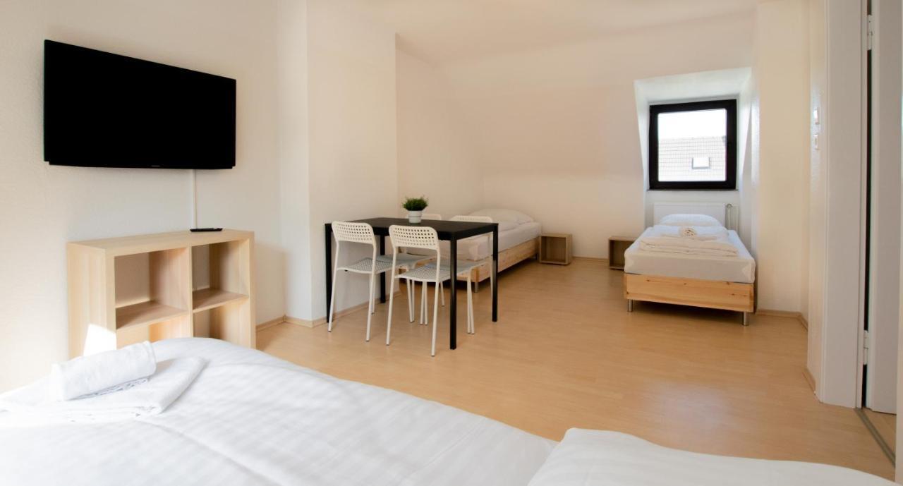 Raj Living - 1 , 2 And 3 Monteur * Duisburg