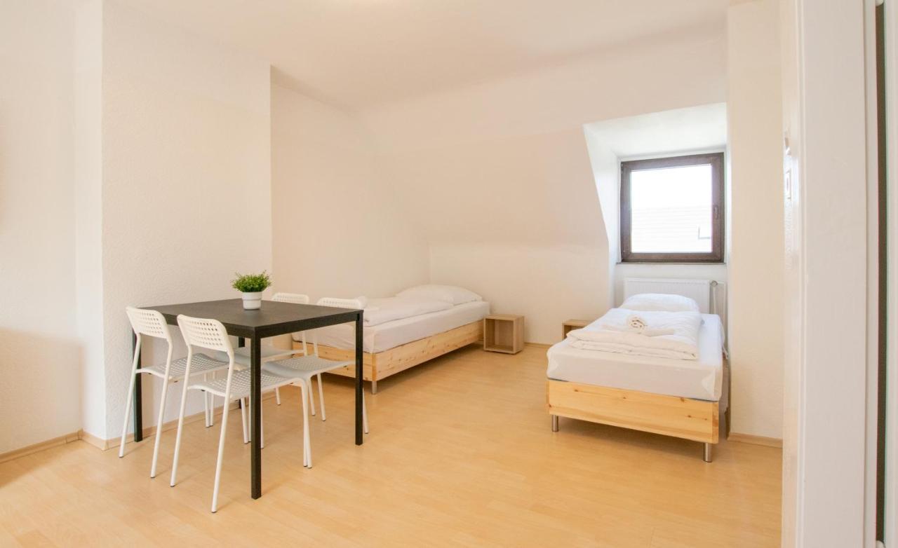 Raj Living - 1 , 2 And 3 Monteur * Duisburg