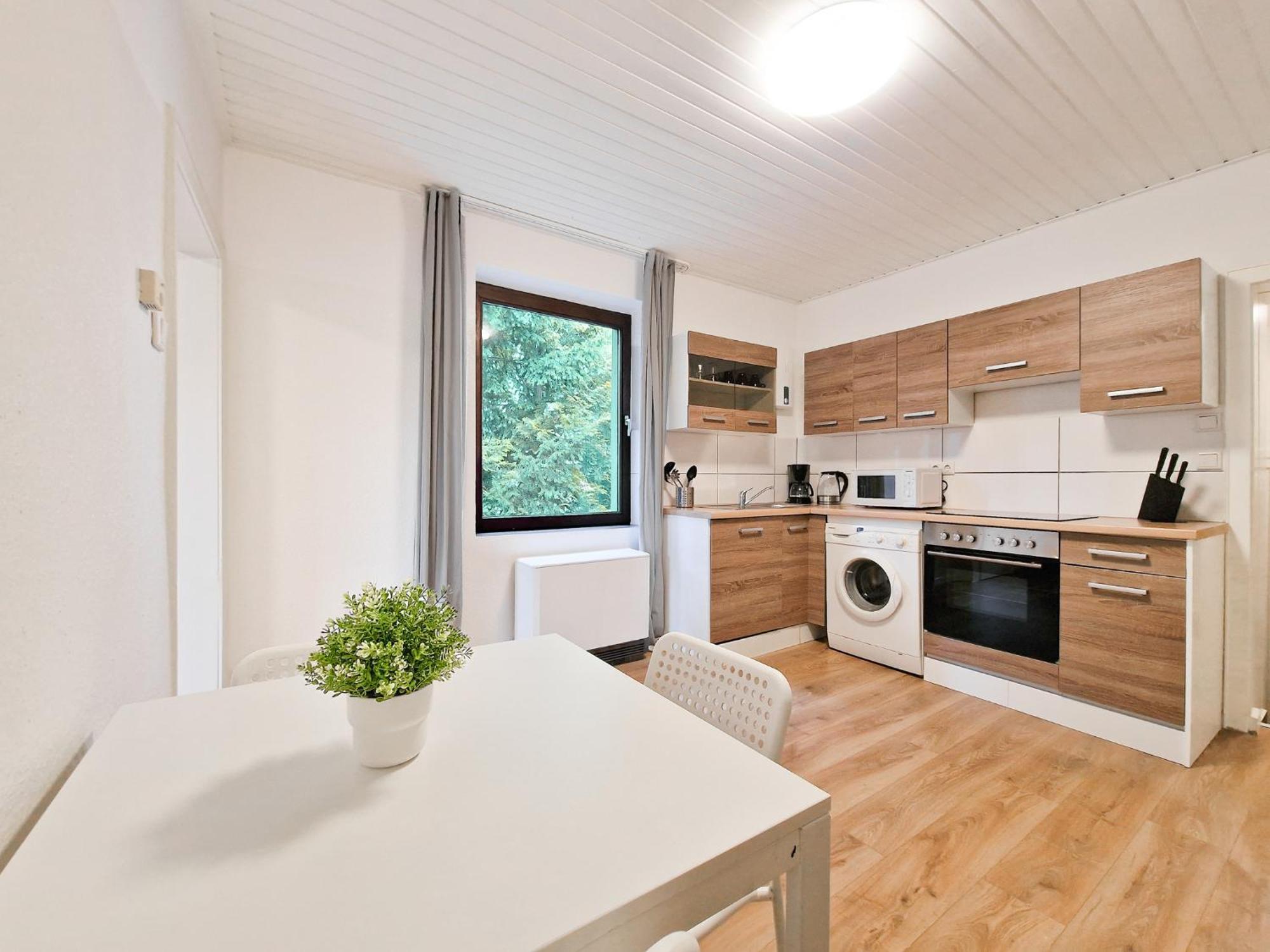 Raj Living - 1 , 2 And 3 Monteur